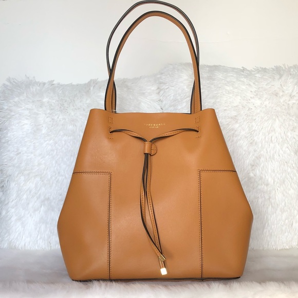 Tory Burch Handbags - ✨NWT✨Tory Burch Tan Leather Bucket Tote✨